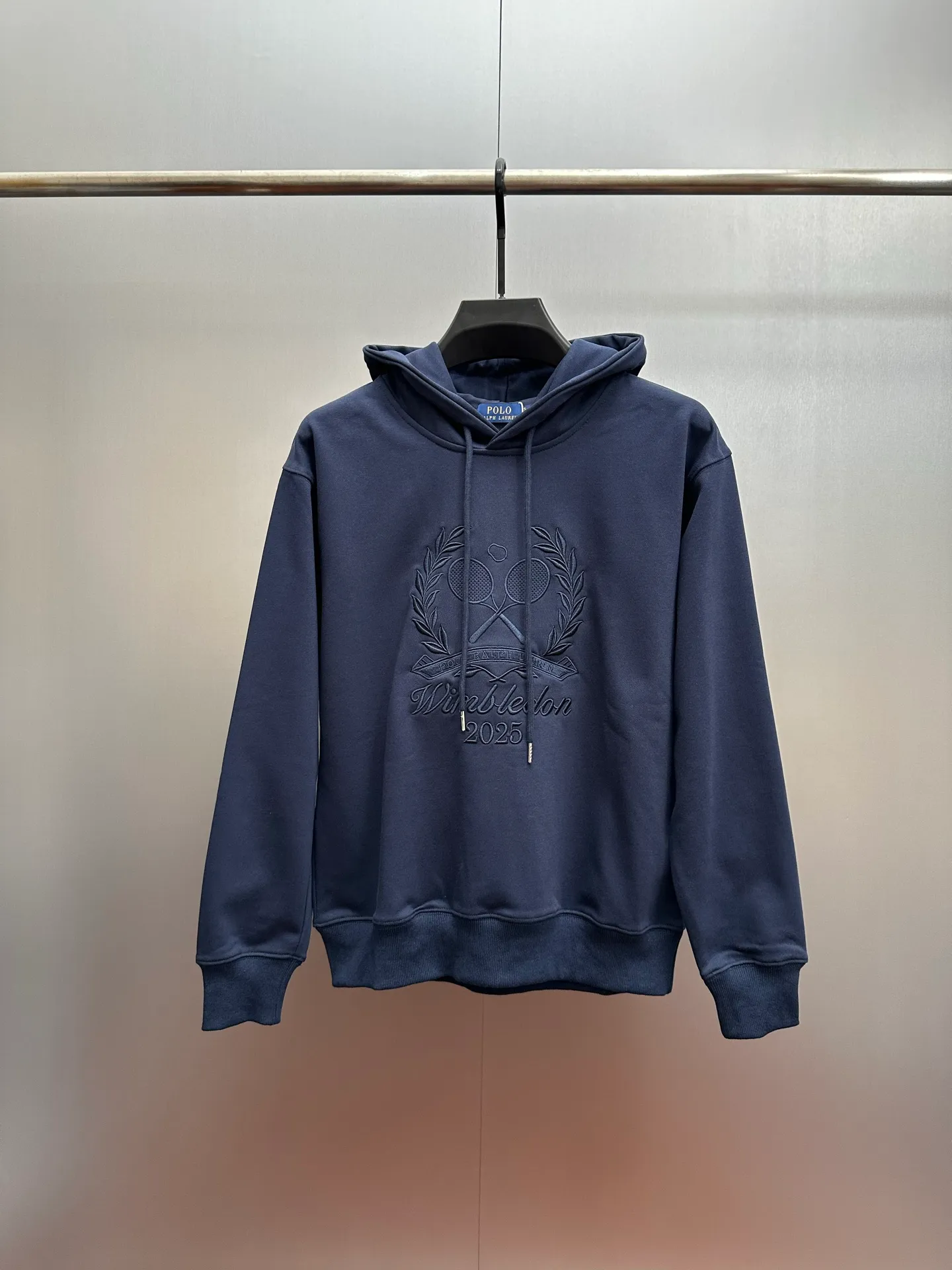 P280 RalphLauren/Ralph Lauren 2025 new autumn and winter large embroidered hooded sweatshirt Ralph Lauren's age-reducing item, the coat fabric is made of 60% cotton ➕40% polyester, which not only retains the softness, comfort and breathability of cotton, but also adds the wear resistance and wrinkle resistance of polyester fiber, making the clothes more durable and easy to care for. Even in slightly cooler weather, you won't feel stuffy when wearing it. This kind of fabric has a natural crisp feel and is not easy to pill or deform. Hooded design effectively improves thermal insulation performance. The embroidery on the chest and the fabric are of the same color. The colors are full, three-dimensional and lifelike, adding a bit of liveliness and interest to the whole sweatshirt. There is no pressure to dress, regardless of age or gender. Complete accessories!  Color: navy blue, black, gray size: S-xL
